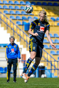 Sveriges Amanda Ilestedt nickar bollen på en träning