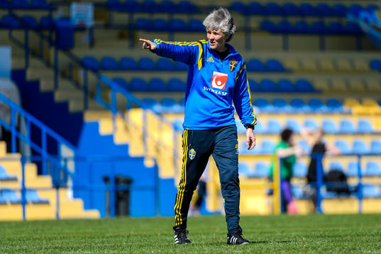 Sveriges förbundskapten Pia Sundhage pekar på en träning