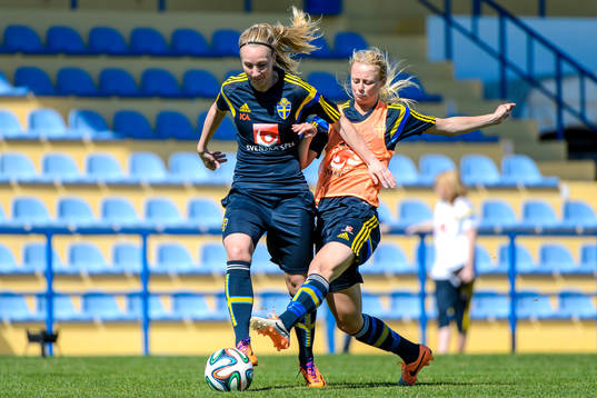 Kamp om bollen mellan Sveriges Emma Lund och Amanda