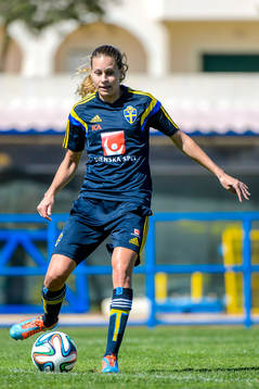 Sveriges Charlotte Rohlin med bollen på en träning