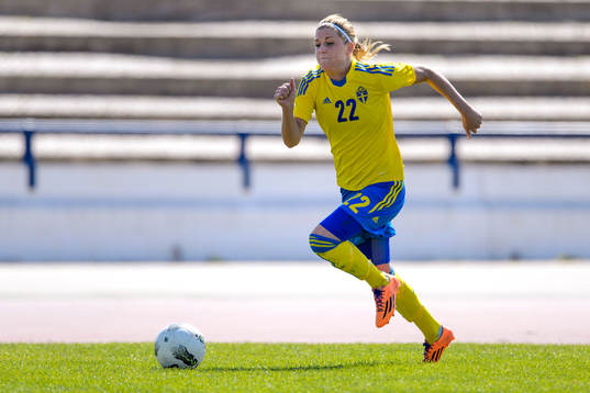 Sveriges Olivia Schough med bollen