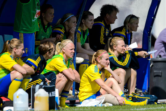 Sveriges Caroline Seger och Kosovare Asllani på bänken