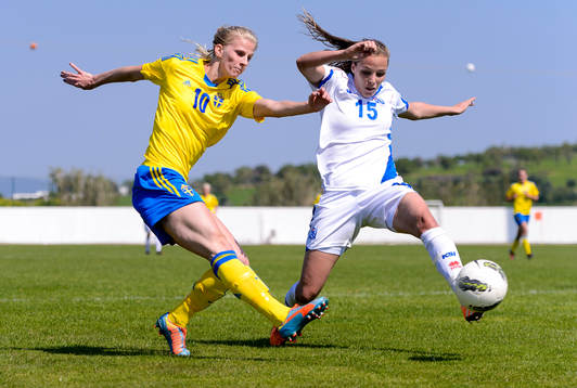 Sveriges Sofia Jakobsson skjuter förbi Islands Anna Björk