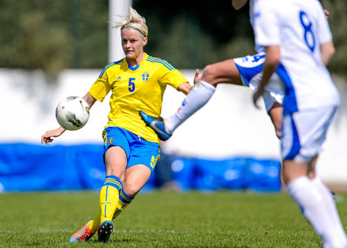Sveriges Nilla Fischer skjuter bollen