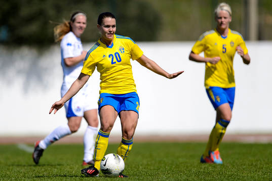 Sveriges Emilia Appelqvist med bollen