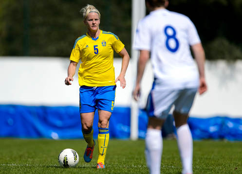 Sveriges Nilla Fischer med bollen