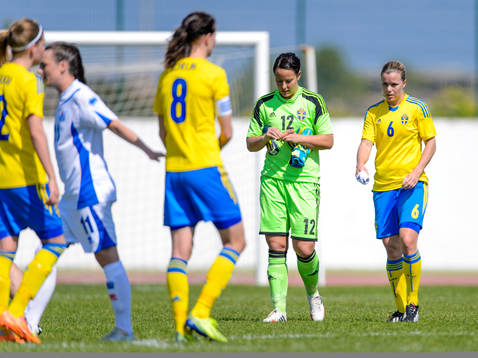 Sveriges målvakt Carola Söberg och Sara Thunebro deppar
