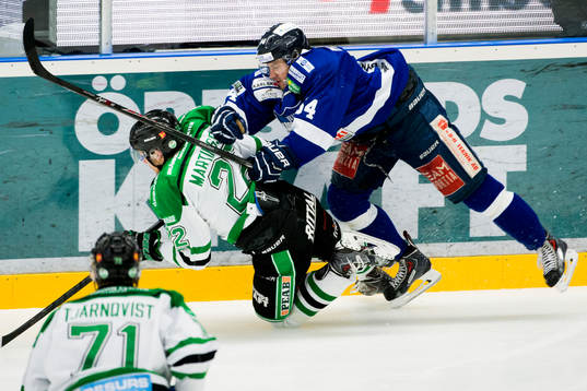 Karlskogas Alexander Deilert trycker omkull Rögles Eric