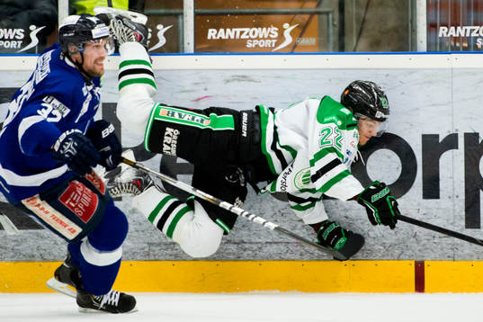 Karlskogas Martin Sandgren trycker till Rögles Eric