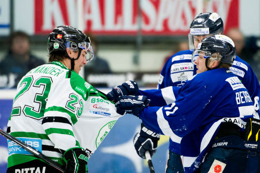 Karlskogas bråkar med Rögles Daniel Sylwander