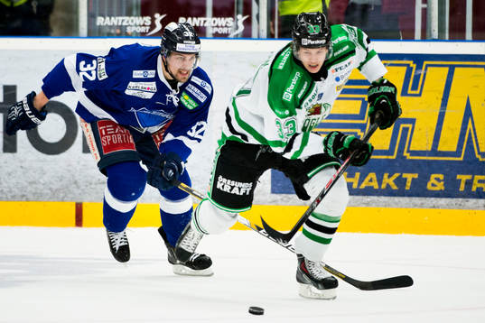 Rögles Niklas Hansson jagas av Karlskogas Martin Sandgren