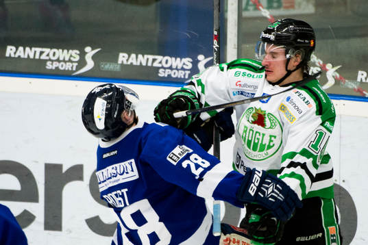 Karlskogas Niklas Roest får stryk av Rögles Jakob Lilja