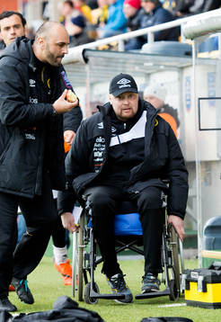 Elfsborgs manager Klas Ingesson kommer in i rullstol