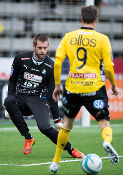 Östers målvakt Oscar Berglund räddar frilägga av