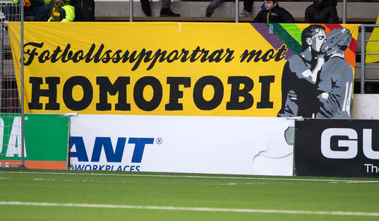 Banderoll "fotbollssupportrar mot homofobi"