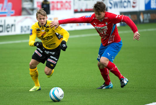 Elfsborgs Simon Hedlund tar sig förbi Östers Karl-Johan