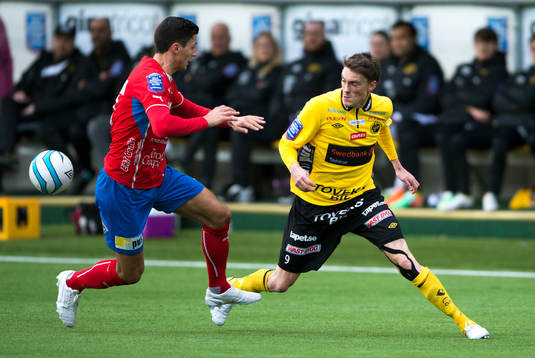 Elfsborgs Lasse Nilsson tar sig förbi Östers försvarare