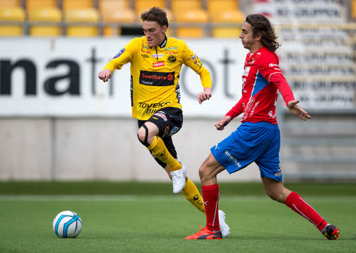 Elfsborgs Lasse Nilsson tar sig förbi Östers Vladic