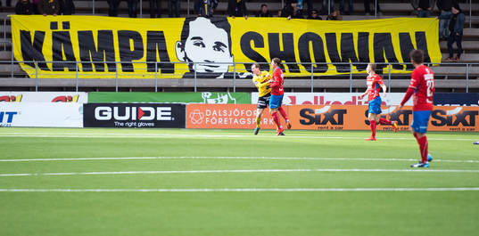 Elfsborgs supportrar med banderollen "Kämpa Showan"