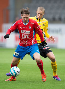 Östers Freddy Söderberg täcker bollen för Elfsborgs