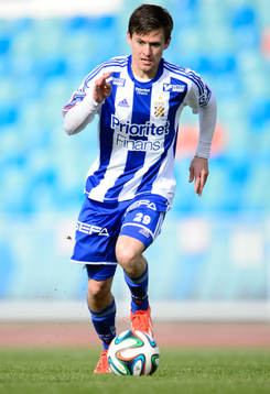 IFK Göteborgs Lasse Vibe driver bollen