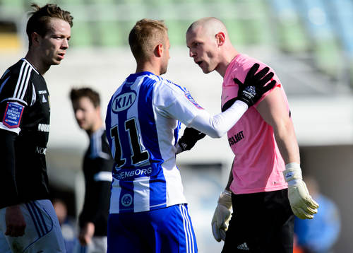 Sundsvalls målvakt Tommy Naurin tar ett snack med IFK