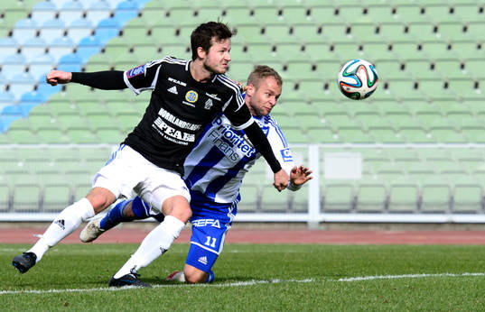 Sundsvalls Robert Lundström täcker undan bollen för IFK