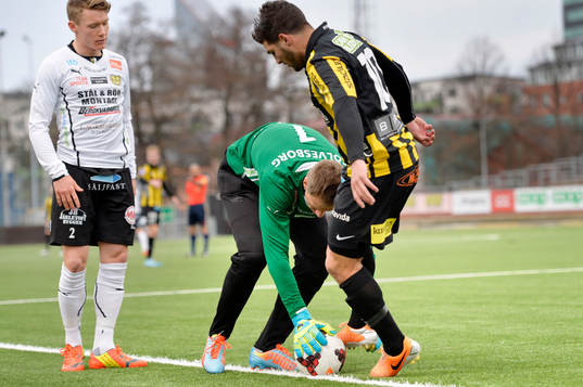 Häckens Moestafa El Kabir försöker ta bollen från