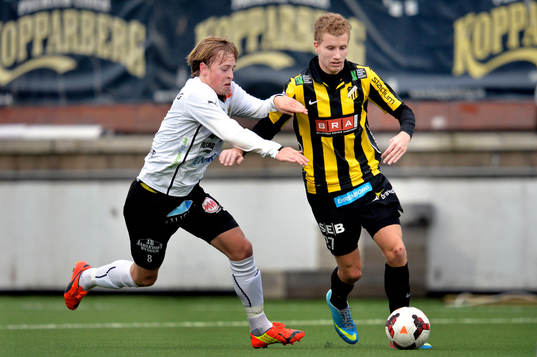 Mjällbys Robin Strömberg jagar Häckens Simon Gustafson