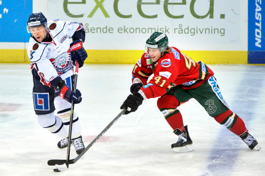 Linköpings Magnus Johansson jagar Frölundas Mathis Olimb