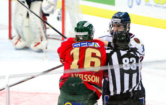 Frölundas Dick Axelsson försöker få tag i Linköpings