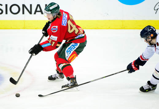 Frölundas Mathis Olimb åker ifrån Linköpings Joachim