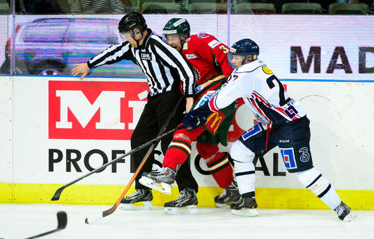 Frölundas Oliver Bohm kläms mellan domaren och