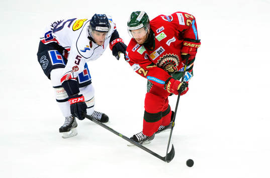 Frölundas Robin Figren parerar för Linköpings Mattias