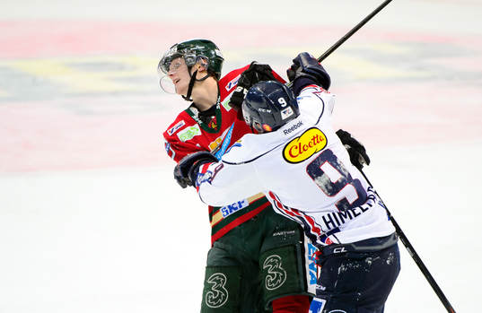 Linköpings Eric Himelfarb trycker till Frölundas John