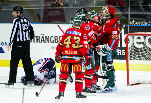 Frölundas jublar samtidigt Linköpings Chad Kolarik skadar
