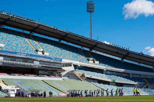 Lagen marscherar in på Nya Ullevi innan fotbollsmatchen i