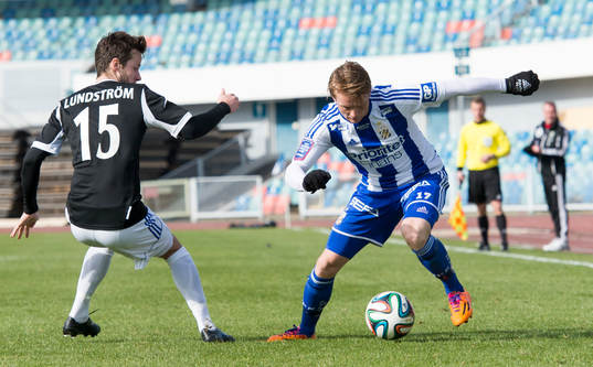 IFK Göteborgs Sam Larsson går förbi Sundsvalls Robert