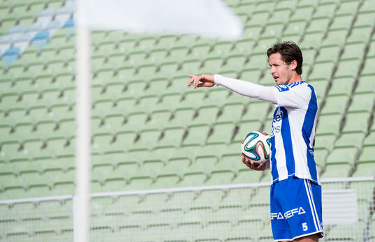 IFK Göteborgs Philip Haglund pekar innan inkast