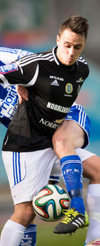 Genrebild av två fotbollsspelare och en boll