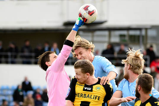 Hammarbys målvakt Johannes Hopf boxar bort bollen framför
