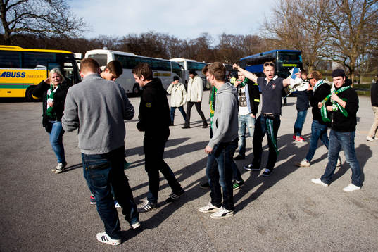 Hammarbys supportrar anländer