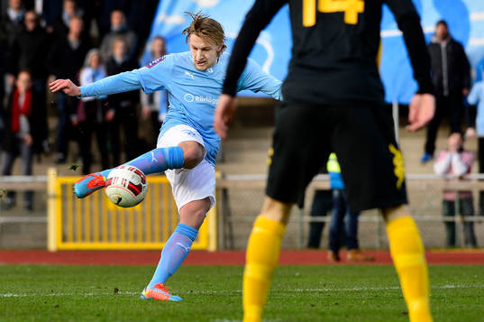 Malmös Emil Forsberg skjuter in 1-0 på volley