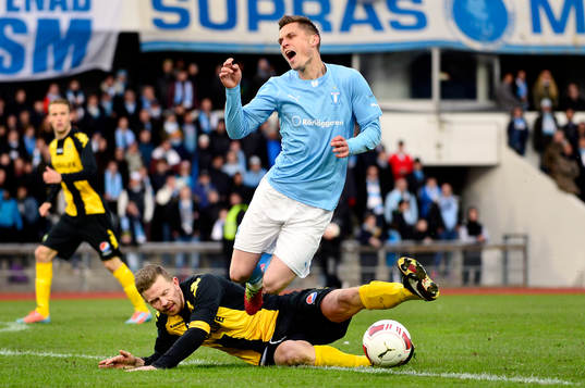 Malmös Markus Rosenberg kapas av Hammarbys Daniel Theorin