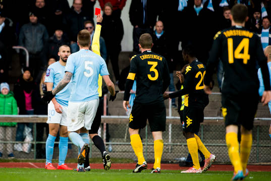 Malmös Guillermo Molins reagerar när han fått direkt
