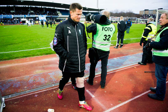 Malmös Markus Rosenberg lämnar planen skadad