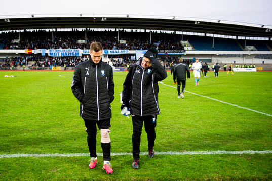 Malmös Markus Rosenberg lämnar planen skadad