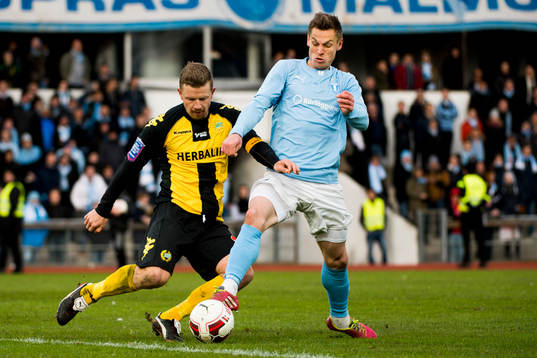 Hammarbys Daniel Theorin fäller Malmös Markus Rosenberg
