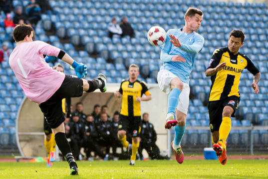 Hammarbys målvakt Johannes Hopf missbedömer en boll och