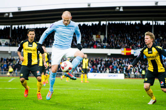 Malmös Magnus Eriksson plockar ner en boll